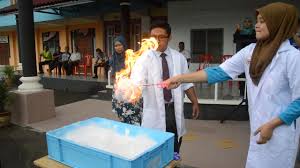 Murid sangat teruja melihat perkataan yang muncul daripada papan putih. Smk Seri Pelangai Rasmi Gimik Pelancaran Minggu Sains Dan Matematik Facebook