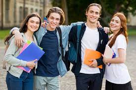 Han sido publicados los resultados del examen pisa 2012 y, una vez más, ostentamos una posición de honor si invertimos la lista; Grupo De Jovenes Estudiantes Felices De Reunirse Foto Gratis