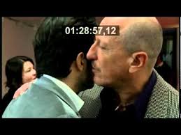 Del otro lado víctor, un vendedor de coches usados, muy vulgar, rústico y avasallador. Daniel Araoz El Hombre De Al Lado Youtube