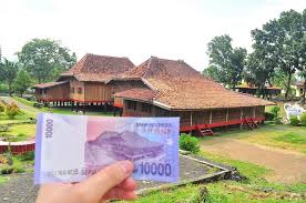 Masyarakat sumatera selatan sendiri memiliki beberapa jenis rumah adat tradisional dan umumnya berupa rumah panggung menyesuaikan dengan kondisi alam sumatera selatan yang umumnya merupakan lahan rawa atau lebak dan juga sungai yang luas. Nilai Filosofi Rumah Adat Limas Pariwisata Indonesia