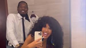 Cardi B Shares Raunchy Clip From VMAs, Pretends to Bang Offset in Bathroom HD phone wallpaper