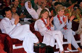 من ناحيته، حقّق عمران خان، الذي اكتسب سمعة بأنه كان متعدّد العلاقات في شبابه، قاعدة سياسية في شمال باكستان المحافظ، حيث أصبح حزبه ثالث أكبر حزب سياسي في انتخابات 2013. ØªØ²ÙˆØ¬ 3 Ù†Ø³Ø§Ø¡ Ø§Ù„Ø£ÙˆÙ„Ù‰ ÙŠÙ‡ÙˆØ¯ÙŠØ© ÙˆØ§Ù„Ø«Ø§Ù„Ø«Ø© Ù…Ø¹Ø§Ù„Ø¬Ø© Ø±ÙˆØ­Ø§Ù†ÙŠØ© Ù…Ø§ Ù„Ø§ ØªØ¹Ø±ÙÙ‡ Ø¹Ù† Ø¹Ù…Ø±Ø§Ù† Ø®Ø§Ù† Ø§Ù„Ø°ÙŠ ØªØ±Ùƒ Ù…Ù„Ø§Ù‡ÙŠ Ù„Ù†Ø¯Ù† ÙˆÙ‚Ø¯ ÙŠØµØ¨Ø­ Ø§Ù„ÙŠÙˆÙ… Ø±Ø¦ÙŠØ³ ÙˆØ²Ø±Ø§Ø¡ Ø¨Ø§ÙƒØ³ØªØ§Ù†