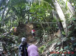 Air terjun shifen ini memiliki ketinggian kurang lebih 20 meter ,dan lebarnya mencapai 40 meter yang akan mengalir ke sungai keelung. Ada Apa Dengan Bukit Saga