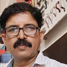 A police officer was spotted holding onto a moving truck for 9 kilometers  while