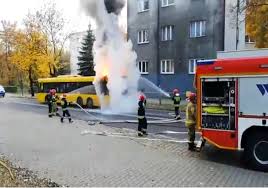 Nocą zachmurzenie w większości kraju będzie małe i umiarkowane, jedynie początkowo na północnym wschodzie i południu pojawią się przelotne opady deszczu. Pozar Autobusu W Katowicach Wideo Katowice24