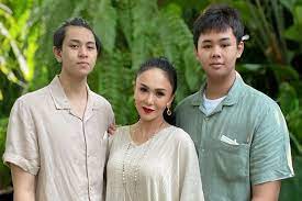 Melalui video di channel youtube deddy corbuzier, yuni menjelaskan bahwa selama ini saat ia. 0gimgh V4jv M