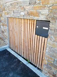Habillage Technique De La Gamme Hook Incruste Dans Un Muret En Pierre Facade En Bois Douglas Design Du Collectif Spritz Beton Fibre Muret En Pierre Muret