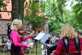 Royal am are refusing to give up on their legal battle with the psl to try to force through automatic promotion to the dstv premiership, and despite johannesburg high court judge leonie windell. Sommerkonzert Mit Muzet Royal Am Dorfanger In Ladeburg Bernau Live Dein Stadt Und Regionalportal Fur Bernau