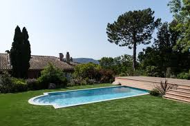 region de porto vecchio bassin en coque de forme droite avec escalier roman de dimensions interieures architecte paysagiste piscine et jardin vegetalisation