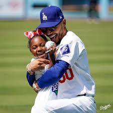 Mookie's daughter Kynlee surprised her dad for Kids Take the Field before  the game. 🥹