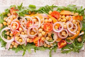 Un'idea diversa per gustare i ceci in insalata è l'abbinamento con i gamberetti, a cui aggiungere della rucola fresca ed, eventualmente dei pomodorini. Insalata Di Ceci Estiva