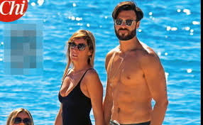 Bangs and red lipstick, maria elena smiles happily and giulio berruti is one of the first to comment on the shot. Giulio Berruti Fidanzato Della Boschi Si E Gia Vaccinato Bufera Social Ma Lui Si Difende Sono Odontoiatra Il Tempo