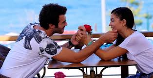 Demet özdemir'den sıfır makyaj şov! Cilek Kokusu Oyunculari Demet Ozdemir Ile Yusuf Cim Beraberliklerini Itiraf Etti