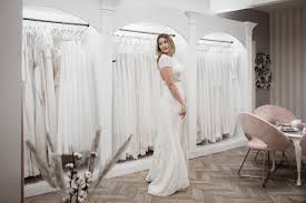 Die schnitte der brautkleider sind. Mona Berg Brautkleider Shop Exklusiv Fur Dich Alleine