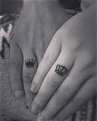 Wedding Ring Crown Tattoo Yuzuk Parmagi Tac Dovmesi Ciftler Icin Yuzuk Parmagi Dovme Tattoo