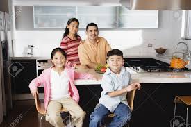 Aprenda la estructura de las oraciones para describir la familia en español con ser y adjetivos comunes. Retrato De Familia En La Cocina Domestica Fotos Retratos Imagenes Y Fotografia De Archivo Libres De Derecho Image 16070919
