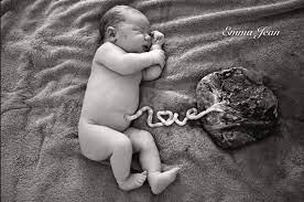 Fotografia unui bebelus atasat de placenta, virala pe Facebook