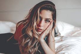 Com uma canção e mostrando a tatuagem a ela dedicada. Sara Carreira A Benjamim Carreira