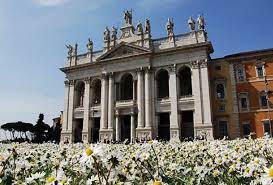 City centre guesthouse, steps from palace of the holy steps (santuario. Basilica Di San Giovanni In Laterano Turismo Roma