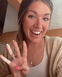 Renee Mills's Instagram, Twitter & Facebook