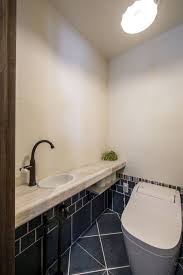 店舗のトイレをタイル貼りにしました カウンターはメラミン化粧板で傷や汚れにも強いので店舗にお勧めです 店舗併用住宅 レストラン インテリア 広い キッチン