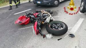 Non ce l'ha fatta il centauro di 25 anni. Incidente Stradale Sulla Apecchiese Moto Contro Auto Un Morto