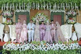 Alexa pun langsung menyertakan fotonya saat akad nikah dengan sang suami. Di Balik Pernikahan Ibu Dan Tiga Putrinya Akad Di Hari Berbeda Ajak Si Bungsu Karena Mitos Pamali Halaman All Kompas Com