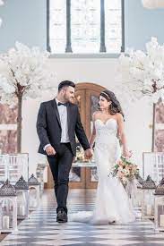 A Luxuriously Glam British Indian Wedding Editorial In A Grand English Mansion Hall In 2021 Indian Wedding English Wedding Wedding