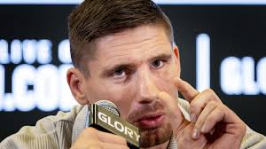 Stephen Fry te gast bij Lubach en Jinek strikt Robbie Williams