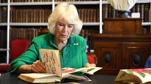 Photo La reine Camilla dévoile ses livres favoris pour l'été : roman d ... - Gala