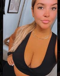 Molly Howard's Instagram, Twitter & Facebook