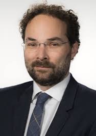 Changement payant: un autre sous-ministre devient VP chez IQ