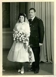 افراح الزمن الجميل وسط الزغاريد و دقات الدفوف كانت افراح الزمن الجميل فستان العروس الابيض و بد Vintage Wedding Photography Vintage Bride Vintage Wedding