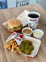 Sos yang diperbuat daripada limau, parsli dan cili yang memberikan sentuhan hijau kepada kerak rangupnya. Kfc Malaysia Introduces New Green Chili Crunch And It S Now Available Nationwide Foodie