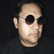 Crié 4 hijos, 3 son de la PFA. Uno oficial, a punto de recibirse d  licenciado y trabaja contra el grooming. Otro bombero, ese que arriesga su  vida en cada incendio. Otra