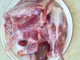 ذبيحة واحدة مقطعة بحجم الكف مطبوخة ومحمرة بالفرن ومحضرة على(6) صحون 4 رجال 2 حريم مقاسس55 كفت حوالي (60) شخص.#جمعية_حفظ_النعمة_بعسير ØµÙˆØ±Ø© Ø°Ø¨ÙŠØ­Ù‡