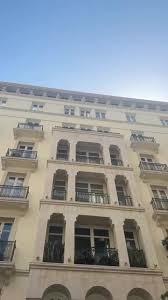 Neutral tones and a flattering fit define this Della Weiss design🧘‍♂️✨