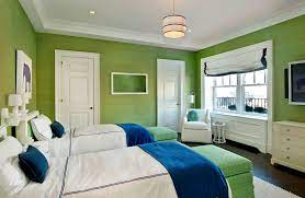 Untuk tempat tidur, kamu bisa pilih bedding warna putih dan hijau emerald untuk memberikan kesan elegan. Hati Hati 9 Warna Cat Kamar Ini Bisa Membuat Tidurmu Nggak Nyenyak
