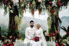 Penyanyi yuna dan tunangnya, adam sinclair akan melangsungkan majlis persandingan mereka pada 28 januari 2018. Panahan Mata Adam Sinclair Buat Yuna Cair Hiburan Mstar