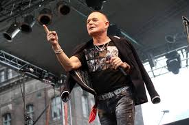 Nagy feró szerint egy rockzenekarnak a hatalomhoz kell dörzsölődnie. Ma 70 Eves Nagy Fero A Beatrice Frontembere A Nemzet Csotanya Rockbook Hu