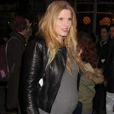 She has been featured on the cover of fashion magazines such as vogue, harper's bazaar and forbes. Lara Stone Das Baby Ist Da Gala De