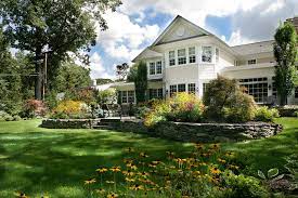 The surrounding is grass bed and tile blocks for the pathway. 10 Rock Wall Ideas For A Style Strong Patio