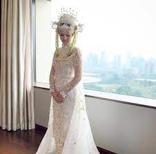 Banyak model baju pengantin adat batak yang dibuat, ada yang disesuaikan daerah kabupaten asal ada juga yang disesuai agama, atau juga yang disesuaikan kelas strata. Theroadtodomesticity Model Kebaya Pengantin Batak Yg Gmuk Inspirasi Baju Pengantin Adat Batak Modern Jual Baju Brokat Kebaya Modern Untuk Pesta Toko Baju Kebaya Pengantin Couple Terbaru