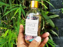 Hampir kesemua 10 produk dalam set bersalin tanamera adalah untuk penggunaan luaran kecuali teh herba dan minyak kelapa dara (kegunaan luaran dan dalaman). Bubble Belly Minyak Urut Moden Pengembaraan Along Murni Am