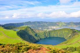 The azores are a portuguese archipelago in the atlantic ocean, about 950 miles from lisbon and about 2,400 miles from the east coast of north america. Azores