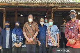 Trik fesyen dari maskulin kali ini mampu membuatkan anda tampil lebih kacak dan bergaya, sesuai dengan trend semasa! Rachmat Gobel Minta Pemkab Kulon Progo Bangun Rute Ekonomi Baru Antara News