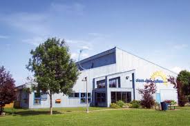 Au nord de québec, le parc des laurentides, maintenant la réserve faunique des laurentides est créée en 1895. Une Maison De La Culture Remodelee A Sainte Anne Des Monts Portail Constructo