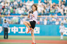 氷川きよしさんのオネエ化が加速していますね。 週刊誌の取材に対して自ら 「ジェンダーレス」 であることをカミングアウトするなど、その大きな変化に世間から注目を集めています。 その中でも今年最も話題になったのが、 2019年8月8日に行われた始球式での氷川きよしさんの服装 ではない. æ°·å·ãã‚ˆã—4å¹´é€£ç¶šã®ç¥žå®®çƒå ´å§‹çƒå¼ æ–°æ›² å¤§ä¸ˆå¤« ã¨ æ±äº¬éŸ³é ­ æŠ«éœ² å…¨æ—¥æœ¬æ­Œè¬¡æƒ…å ±ã‚»ãƒ³ã‚¿ãƒ¼