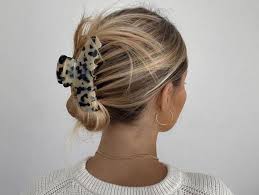 Una Pinza Y Un Minuto Esto Es Todo Lo Que Necesitaras Para Hacerte El Peinado Mas Facil Rapido Y De Moda De La Temporada Mujer Hoy