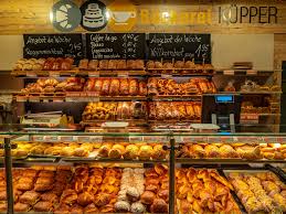 Eine bäckerei ist ein handwerksbetrieb, in dem backwaren wie zum beispiel brot, brötchen, brezeln, kaffeegebäcke oder kuchen hergestellt werden. Backerei Kupper